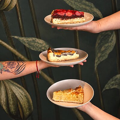 Drei Stücke Kuchen auf Tellern